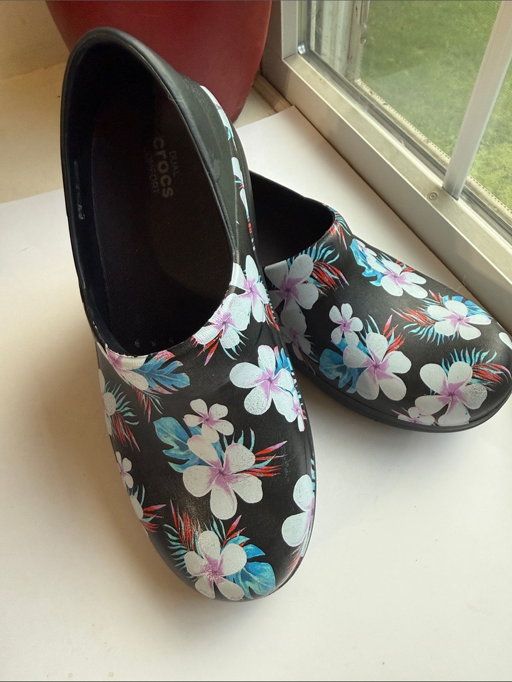 CROCS Black Floral Slip-On Clogs with White & Blue Flowers w9